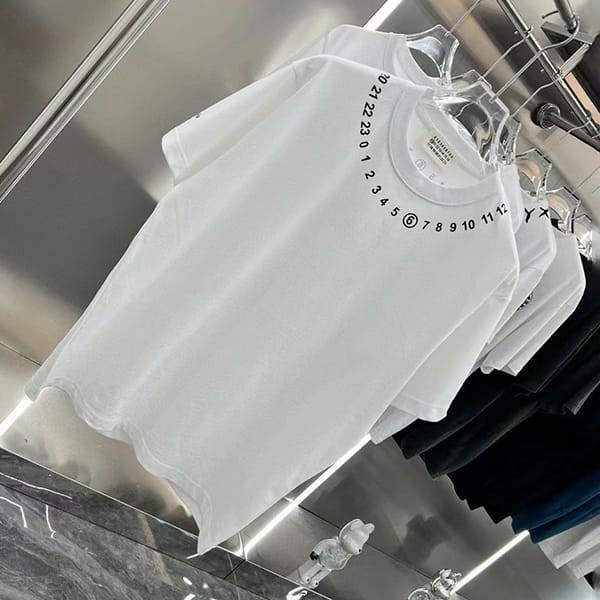 セレブ多数愛用MM6 メゾン マルジェラ 偽物 ナンバリング ロゴ Tシャツ 2色 Max41919